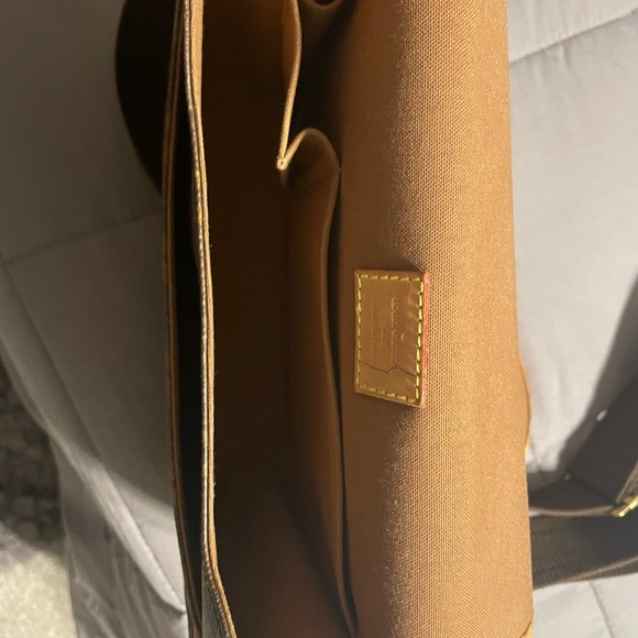 Louis Vuitton messenger crossbody - Picture 6 of 9